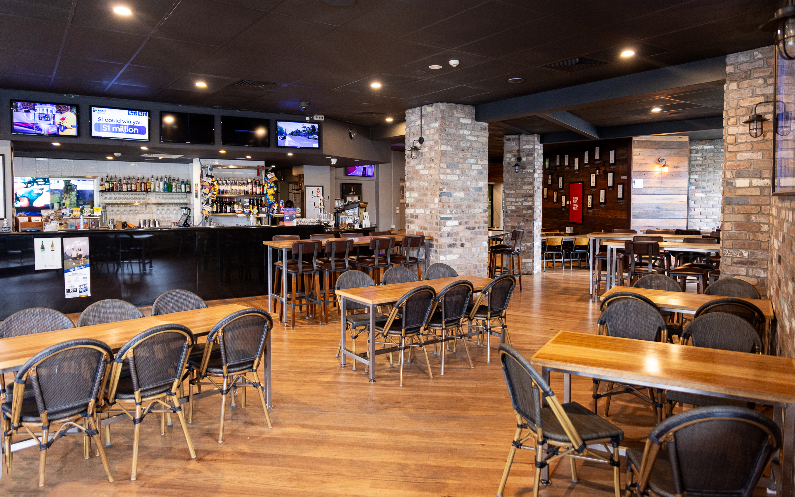 Blackbutt Hotel Lounge Bar - Comfortable seating and modern bar area