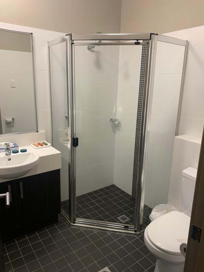 Deluxe Queen Bathroom